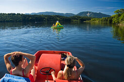 Zwei Frauen im Tretboot auf dem Staffelsee bei Seehausen, Oberbayern, Deutschland