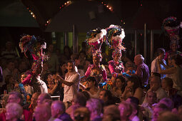 Farbenfrohe Show mit Musik und Tanz im Tropicana Cabaret Club, Havanna, Kuba, Karibik