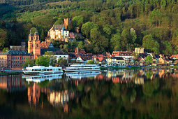 Blick über den Main nach Miltenberg mit Stadtkirche und Mildenburg, Main, Odenwald, Spessart, Mainfranken, Franken, Bayern, Deutschland