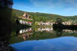Blick über den Neckar zur Mittelburg, Neckarsteinach, Neckar, Baden-Württemberg, Deutschland