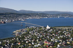 Blick auf Stadt von der Seilbahn zum Berg Storsteinen, Tromso, Troms, Norwegen, Europa
