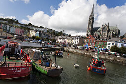 Blick auf Boote im Hafen, Cobh, County Cork, Irland