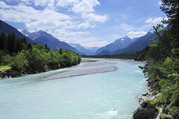 Lech fließt über Kiesbänke in renaturiertem Flussbett mit Lechtaler Alpen im Hintergrund, Lechtal, Tirol, Österreich