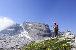 Frau beim Aufstieg zum Cima Groste, Brenta, Trentino-Südtirol, Italien