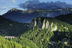 Zug fährt über Kalte Rinn-Viadukt, Rax im Hintergrund, Semmeringbahn, UNESCO Weltkulturerbe Semmeringbahn, Niederösterreich, Österreich