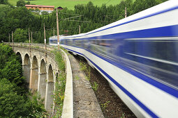 Zug fährt über Wagnergrabenviadukt, Semmeringbahn, UNESCO Weltkulturerbe Semmeringbahn, Niederösterreich, Österreich