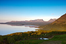 Mitternachtssonne am See Torneträsk und Lappenpforte, Abisko Nationalpark, Lappland, Nordschweden, Schweden