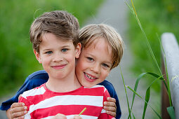 Two boys (6 - 7 Jahre) smiling at camera