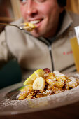 Mann isst Kaiserschmarrn, Mayrhofen, Zillertal, Tirol, Österreich