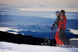 Skifahrer auf der Skipiste, Vancouver im Hintergrund, British Columbia, Kanada
