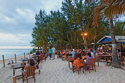 Menschen in einer der Strandbars am Abend, Saint Gilles, La Reunion, Indischer Ozean