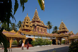 Menschen vor der Thit Hata Man Aung Pagode in Hpa-An, Kayin Staat, Myanmar, Burma, Asien