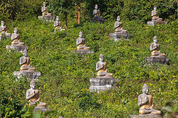 Buddhafiguren in grüner Landschaft im Sonnenlicht, Kayin Staat, Myanmar, Burma, Asien