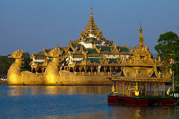 Goldenes Karaweik Schiff auf dem Kandawgyi See, Schwimmendes Restaurant, Rangun, Myanmar, Burma, Asien