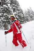 Mädchen fährt Ski im Tiefschnee, Skigebiet Heuberg, Heubergmuldelift, Hirschegg, Kleinwalsertal, Vorarlberg, Österreich