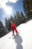 Kind fährt Ski, Gleitweg Skigebiet am Heuberg, Hirschegg, Kleinwalsertal, Vorarlberg, Österreich