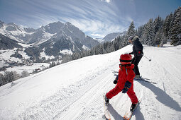 Mutter und Tochter fahren Ski, Gleitweg Skigebiet am Heuberg, Hirschegg, Kleinwalsertal, Vorarlberg, Österreich