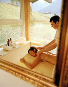 Frau bekommt eine Massage, Wellnessbehandlung, Naturhotel Chesa Valisa, Hirschegg, Kleinwalsertal, Steiermark, Österreich