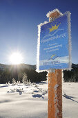 Vereistes Schild in Winterlandschaft, 1ster Premium-Winterwanderweg Deutschlands,  Hemmersuppenalm, Reit im Winkl, Bayern, Deutschland, Europa