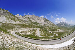 Radfahrer auf Landstrasse auf dem Campo Imperatore, Gran Sasso Nationalpark, Abruzzen, Italien, Europa