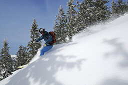 Skifahrer bei der Abfahrt, Skitour auf das Dürrnbachhorn, Reit im Winkl, Chiemgau, Oberbayern, Bayern, Deutschland, Europa