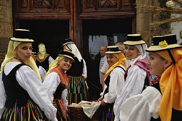 Frauen in kanarischer Tracht vor der Kirche in Los Realejos, Romeria, Teneriffa, Kanaren, Spanien, Romeria