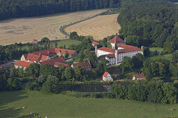 Luftbild, Schloss Derneburg, ehemaliges Kloster, Staatsdomäne, war über Jahrzehnte bis 2006 Zuhause und Studio des Malers Georg Baselitz, heute gehört es einem amerikanischen Börsenmakler und Kunstsammler, Teiche, Harzvorland, Holle, Hildesheim, Niedersac