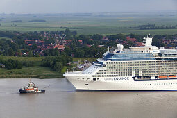 Luftbild, Celebrity Equinox Luxusliner der Meyer Werft wird 2009 im Schrittempo durch Nadelöhr Ems Überführung zur Nordsee geschleppt, Größenvergleich, Niedersachsen, Deutschland