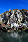 Holzbrücke über Altmühl, Burg Randeck im Hintergrund, Naturpark Altmühltal, Essing, Bayern, Deutschland