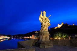 Blick von Alter Mainbrücke zur Festung Marienberg bei Nacht, Würzburg, Franken, Bayern, Deutschland