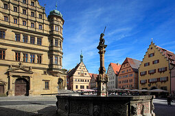 Fountain of St. George and town hall in market square, Rothenburg ob der Tauber, Franconia, Bavaria, Germany