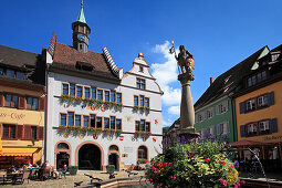 Brunnen und Rathaus am Marktplatz, Staufen im Breisgau, Breisgau-Hochschwarzwald, Südlicher Schwarzwald, Baden-Württemberg, Deutschland