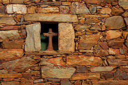 Kreuz in einem Fenster, Castrillo de los Polvazares, Provinz Leon, Altkastilien, Castilla y Leon, Nordspanien, Spanien, Europa