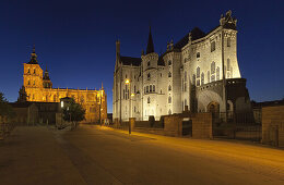 Kathedrale Santa Maria und Bischofspalast bei Nacht, Astorga, Kastilien-Leon, Spanien