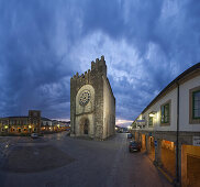 Die Kirche San Juan auf dem Hauptplatz am Abend, Plaza Mayor, Portmarin, Provinz Lugo, Galicien, Nordspanien, Spanien, Europa