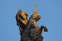 Skulptur des Heiligen Jakobus auf dem Giebel des Palacio de Rajoy, Plaza Obradoiro, Santiago de Compostela, Provinz La Coruna, Galicien