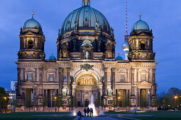 Der beleuchtete Berliner Dom am Abend, im Hintergrund Berliner Fernsehturm, Berlin, Deutschland, Europa