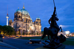 Berliner Dom, im Hintergrund Berliner Fernsehturm, Berlin Mitte, Berlin, Deutschland, Europa