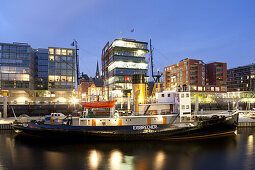 Blick auf Boot und Gebäude am Sandtorkai am Abend, Sandtorhafen, Hafencity, Hansestadt Hamburg, Deutschland, Europa