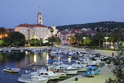 Blick über Hafen zur Kirche St Peter, Supetar, Brac, Split-Dalmatien, Kroatien