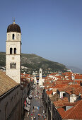 Blick entlang der Stradun zum Rathaus und Uhrturm, Dubrovnik, Dubrovnik-Neretva, Dalmatien, Kroatien