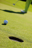 Golfspieler beim Einlochen, Prien am Chiemsee, Bayern, Deutschland