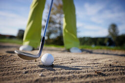 Mann spielt Golf, Prien am Chiemsee, Bayern, Deutschland