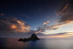 Blick von Ibiza auf Es Vedra und Es Vedranell, Balearische Inseln, Spanien