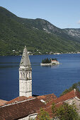 Blick auf Kirche Sveti Nikola mit Glockenturm, im Hintergrund Insel Gospa od Skrpjela, Perast, Bucht von Kotor, Montenegro, Europa