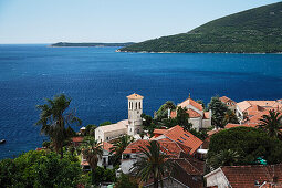 Blick über die Dächer der Altstadt von Herceg Novi auf die Bucht von Kotor, Montenegro, Europa