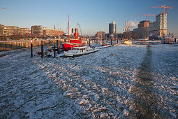 Feuerschiff vor HTC Hanseatic Trade Center und Elbphilharmonie imWinter, Hansestadt Hamburg, Deutschland, Europa