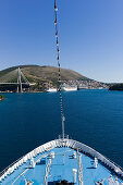 Bug von Kreuzfahrtschiff MS Delphin bei Einfahrt in Hafen von Gruz, Dubrovnik, Kroatien, Europa