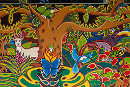 Buntes Wandgemälde eines Souvenirladens mit Motiven von Tieren aus dem Regenwald, Cebadilla, Puntarenas, Costa Rica, Mittelamerika, Amerika