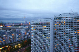 Stadtansicht mit Fernsehturm im Hintergrund, Berlin Mitte, Berlin, Deutschland